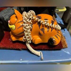 Vintage Garfield phone.